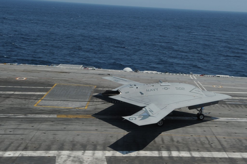 UCAV X-47B thu nghiem tren tau san bay USS George HW Bush (CVN-77) hinh anh