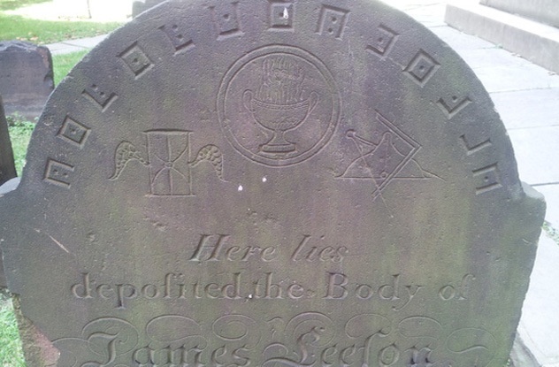 Dòng mật mã khắc trên bia mộ của James Leeson thách người dân New York tìm lời giải trong một thế ỷ. Ảnh: Lactitia Dardier