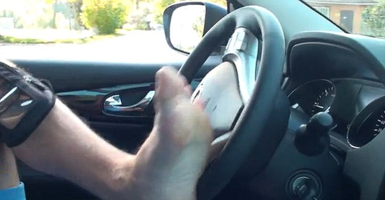 Gatis Caunitis, 26 tuổi ở thủ đô Riga, Latvia, mất cả hai cánh tay trong một tai nạn hồi 6 tuổi. Dù vậy, anh vẫn muốn sống như người bình thường và học lái xe..