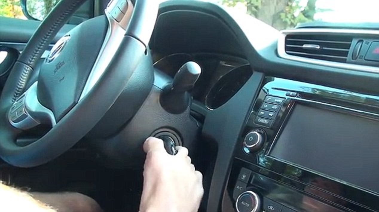 May mắn, một giảng viên sẵn lòng dạy anh.  Caunitis dùng chân phải đạp bàn đạp, di chuyển cần số và khởi động xe.