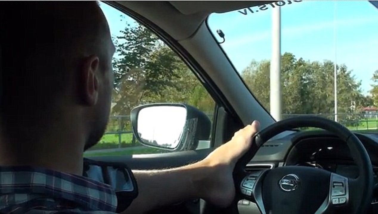 Thanh nien khuyet tat lai o to bang chan hinh anh