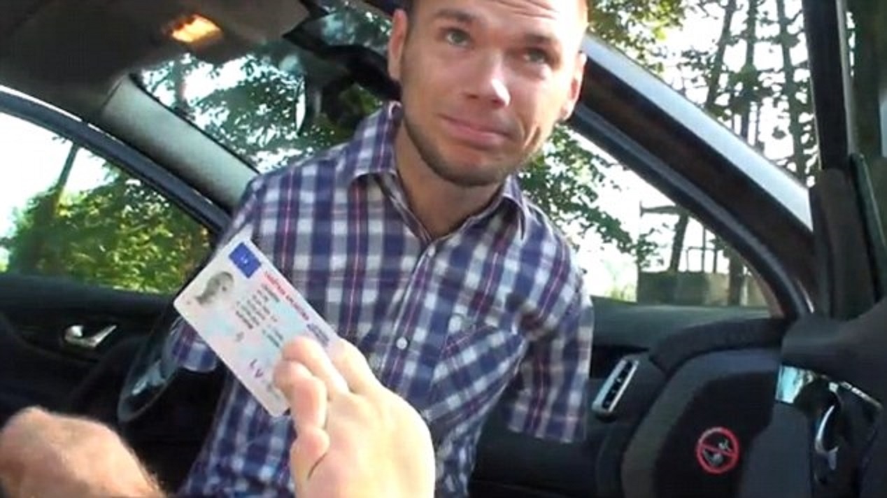 Thanh nien khuyet tat lai o to bang chan hinh anh