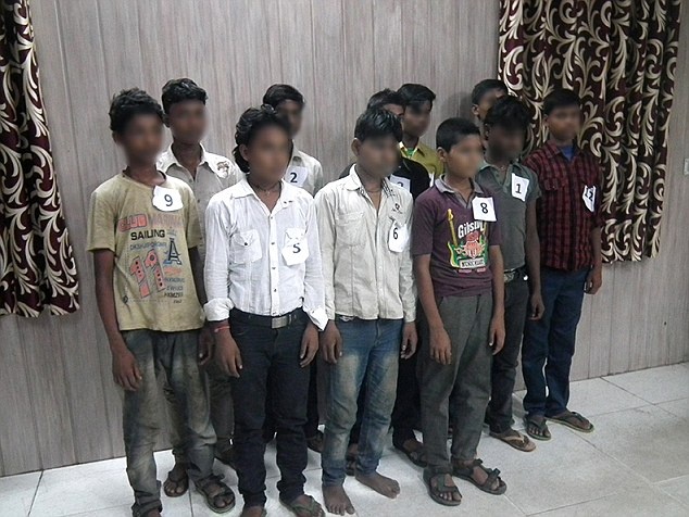 Giai cuu 11 be trai An Do khoi nha may boc lot suc lao dong hinh anh