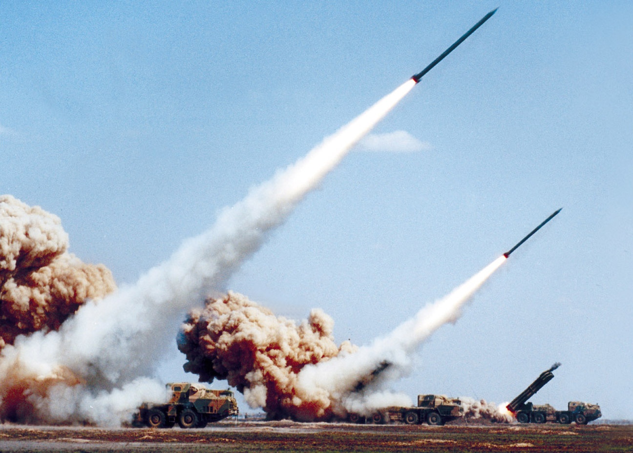 Phao phan luc ban loat BM-30 Smerch tieu diet muc tieu hinh anh