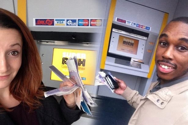 May ATM tang tien cho nguoi qua duong hinh anh