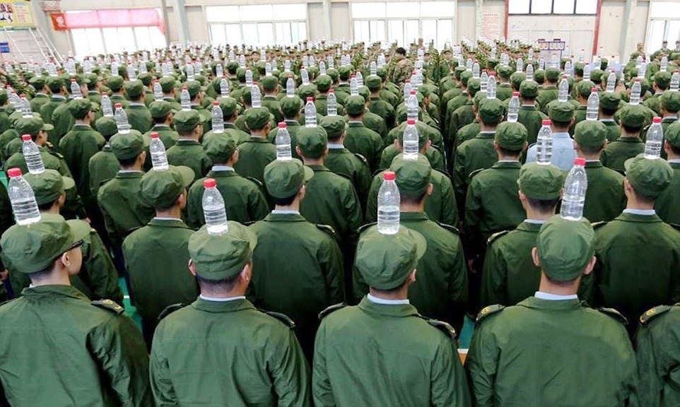 Những cán bộ giám sát hoạt động tập luyện khẳng định việc đặt chai nước lên đầu là cách tốt nhất để học viên
