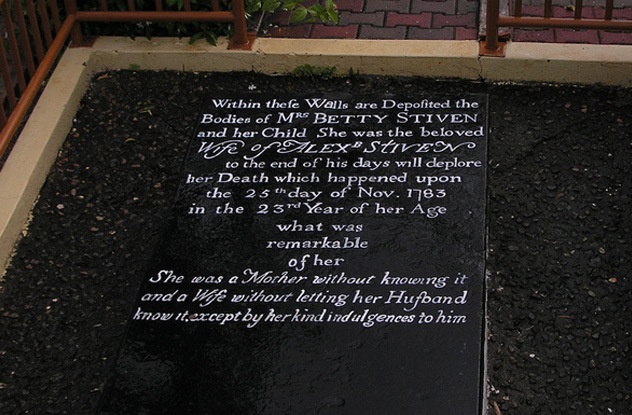 Qua nhiều thế kỷ, người ta vẫn không thể hiểu nổi những dòng chữ khắc trên bia mộ Betty Striven.  Ảnh: 