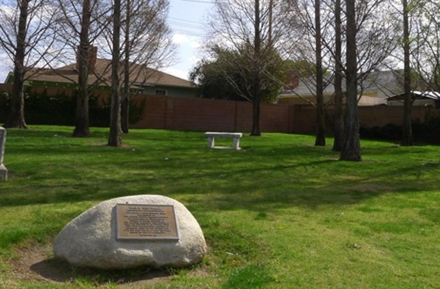 Khu mộ bí ẩn nằm giữa rừng cây gỗ đỏ ở nghĩa trang