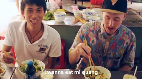 Khi trai Tay hat ve mi Quang hinh anh