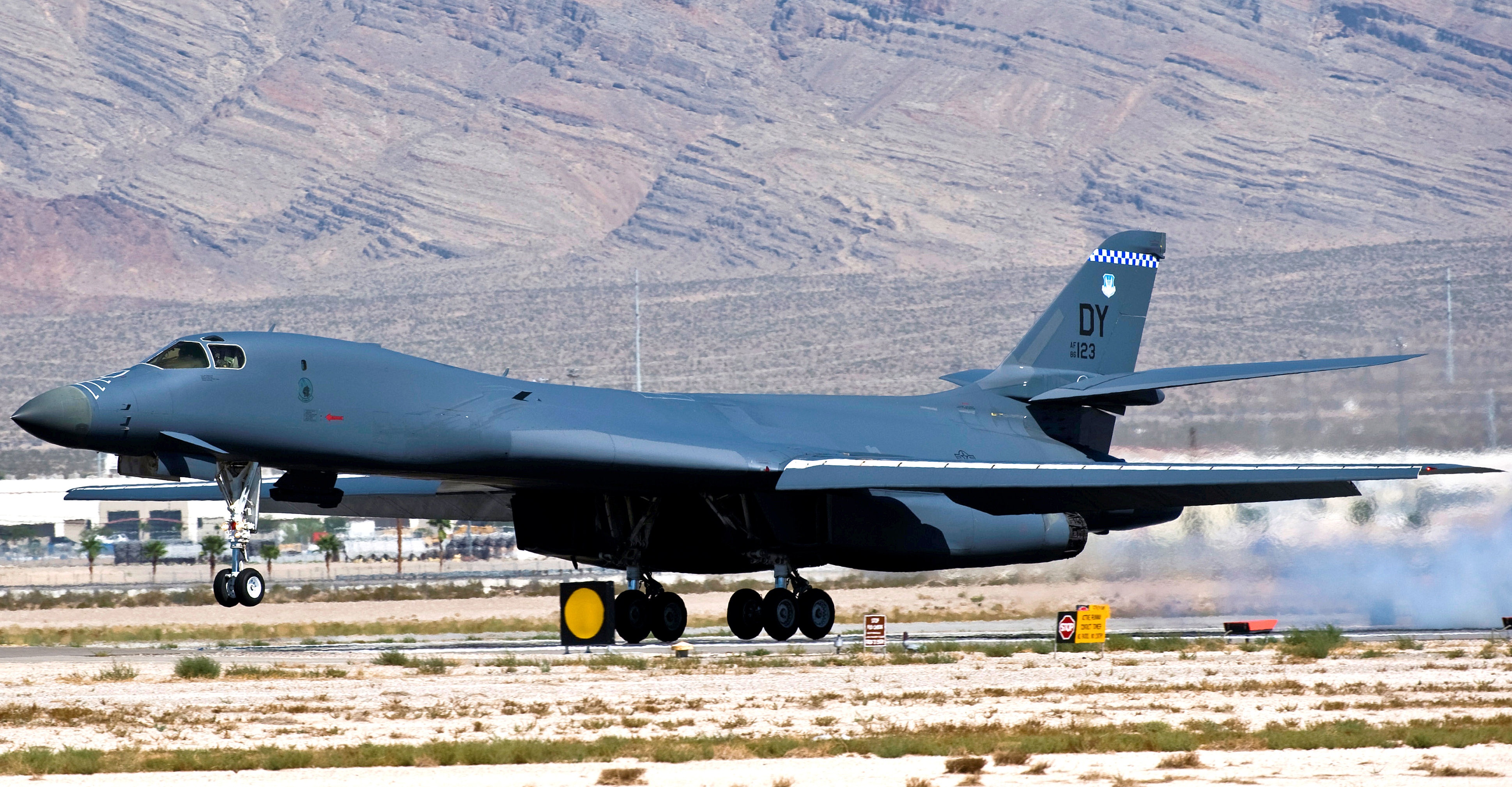 B-1 Lancer(Kỵ binh) là một loại máy bay ném bom chiến lược tốc độ siêu âm 