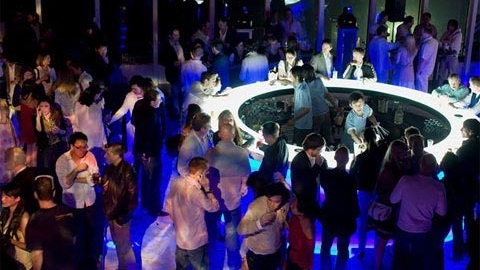 Khi thay tu di bar hinh anh