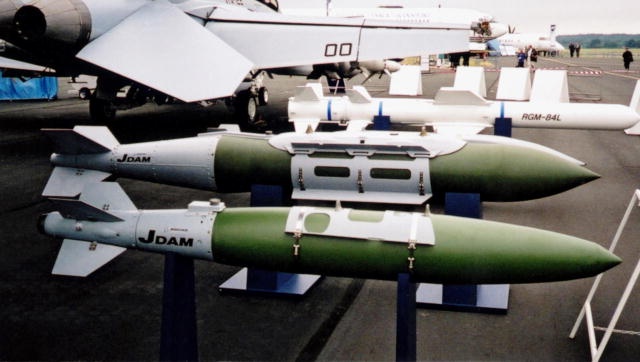 JDAM có khá nhiều biến thể. GBU-31 V1/V2 trọng lượng 900 kg sử dụng để chuyển đổi từ loại bom rơi tự do Mk84, GBU-31 V3/V4 chuyển đổi từ bom xuyên boongke BLU-109. GBU-32 V1/V2 trọng lượng 450 kg chuyển đổi từ bom thông thường Mk83. GBU-38 trọng lượng 225 kg chuyển đổi từ bom Mk82, GBU-54 là một biến thể dẫn hướng bằng laser chuyển đổi từ bom Mk82. JDAM đã trở thành loại vũ khí chủ lực trong các chiến dịch không kích của Mỹ suốt thời gian qua.