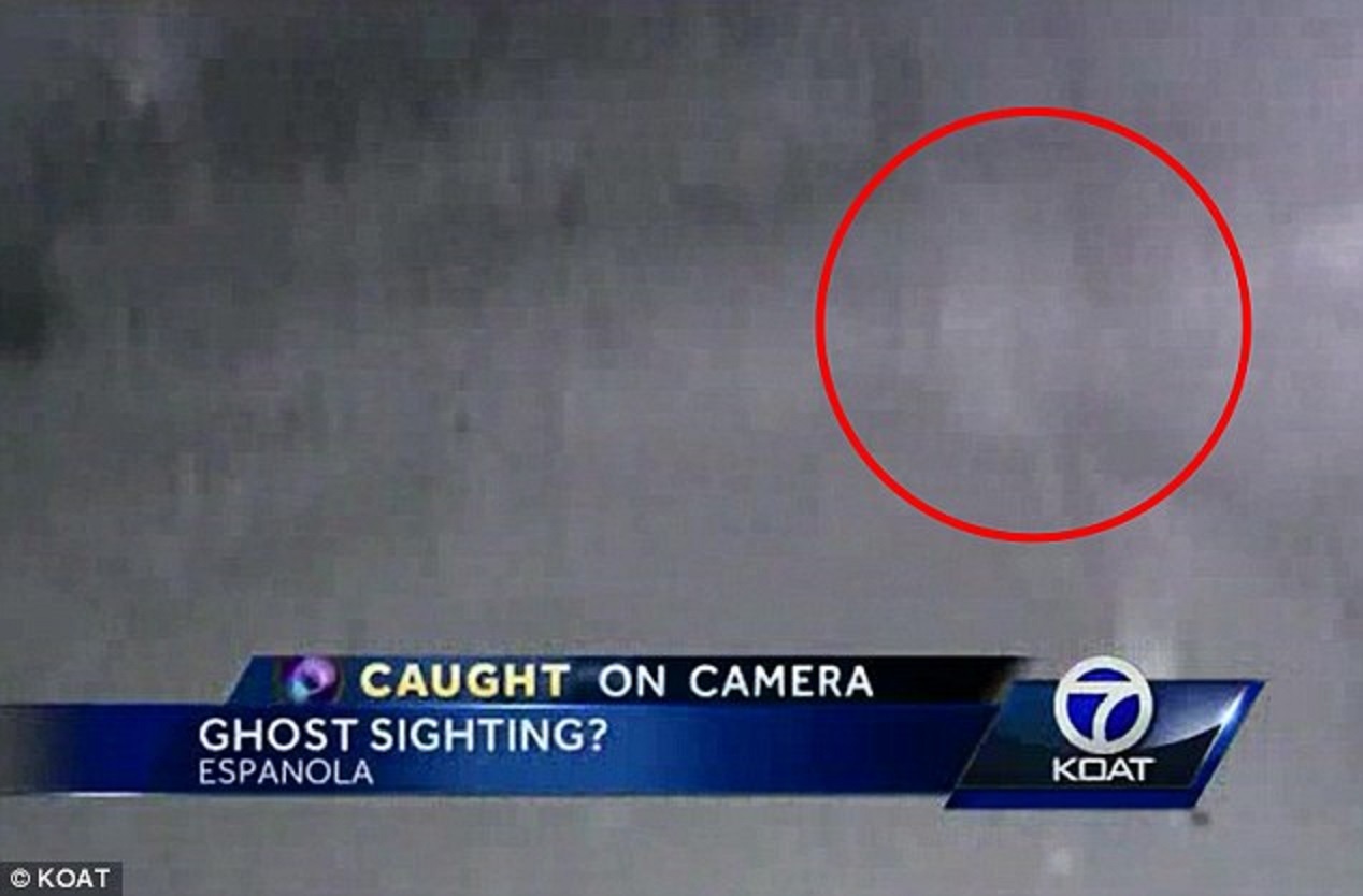 Karl Romero, nhân viên phòng giám sát, phát hiện một cái gì đó bất thường đang di chuyển trong khu vực an ninh.