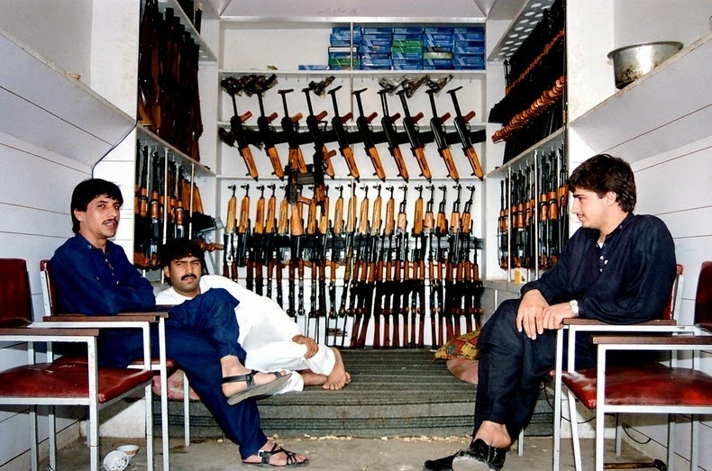 Không ai biết nghề sản xuất súng lậu bắt đầu tại làng từ bao giờ. Song một số người dân kể rằng một quân nhân Anh đào ngũ trong thế kỷ 19 đã trú ẩn trong làng và truyền nghề cho người dân.