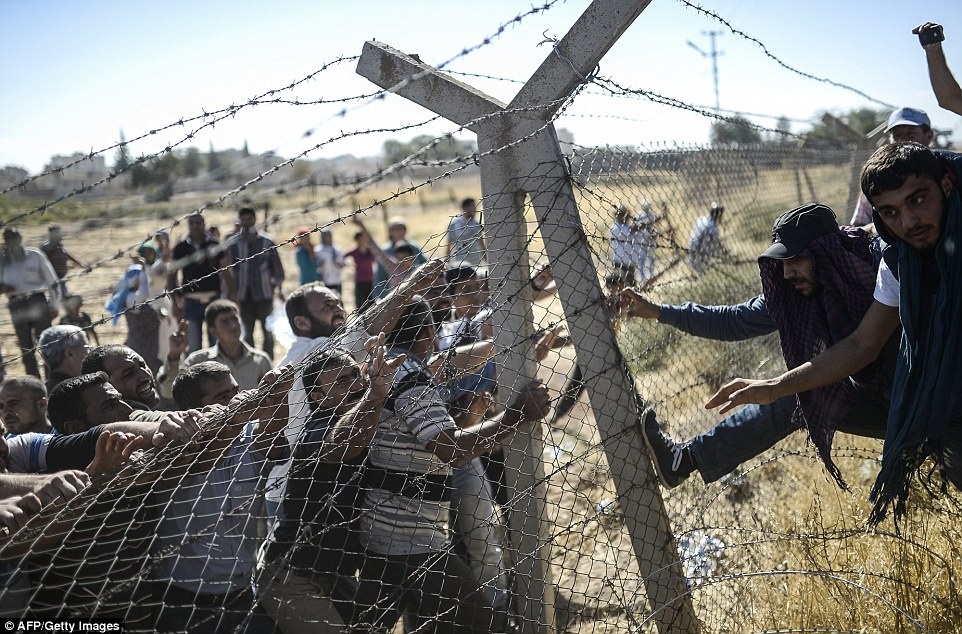 Đám người Kurd càng trở nên giận dữ hơn sau khi họ nghe tin đồn về việc Thổ Nhĩ Kỳ ủng hộ phiến quân Nhà nước Hồi giáo.