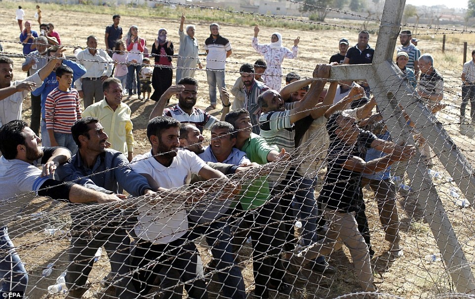 Họ sẵn sàng dùng tay trần để giật hàng rào thép gai.