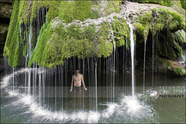 Thác nước này không có nước chảy dữ dội từ trên xuống mà chỉ gồm những tia nước chảy nhẹ nhàng trên sườn đá bám đầy rêu