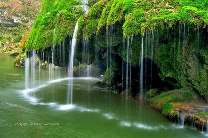 Thác nước giống như một bức rèm trong veo, tráng lệ chỉ có thể thấy trong những câu truyện cổ tích.  Đọc thêm tại: http://www.vietgiaitri.com/dep-xinh/canh-dep/2014/03/thac-nuoc-cua-nhung-cau-chuyen-co-tich/#ixzz3F6KtzuMv