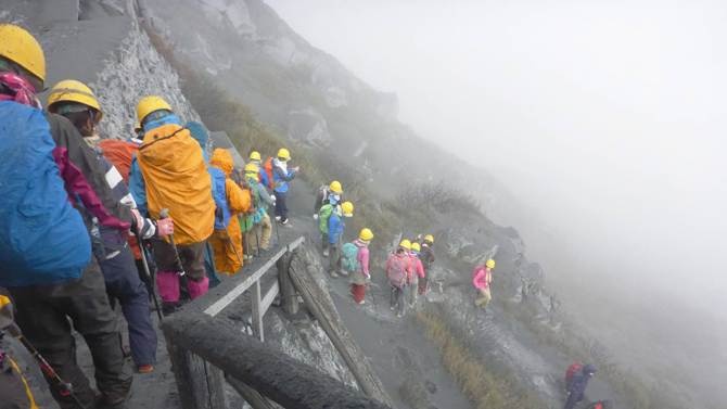 Những người leo núi lửa Ontake sơ tán khẩn cấp sau khi nó phun trào hôm 27/9. Ảnh: Reuters