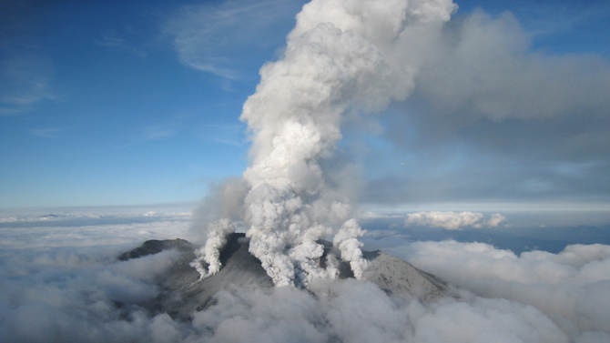 Khói bốc lên từ núi lửa Ontake hôm 27/9. Ảnh: AFP