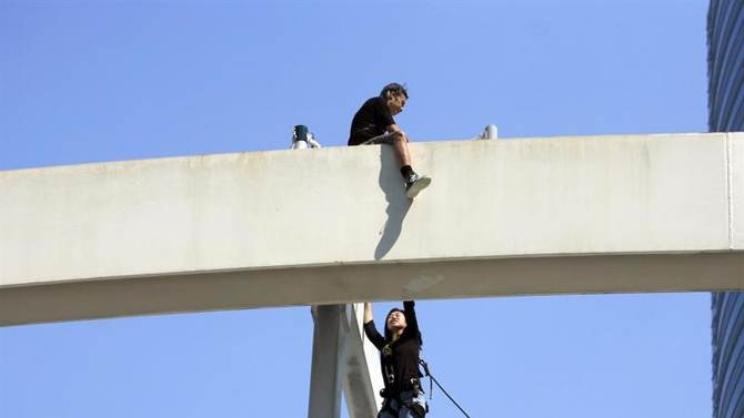 Doa nhay cau vi gian nguoi bieu tinh hinh anh