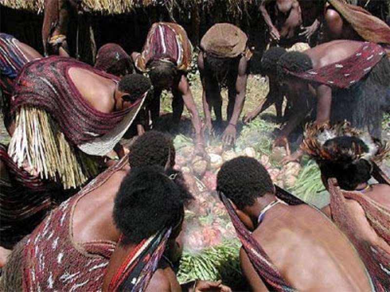 Một số bộ tộc ở Papua New Guinea vẫn còn ăn thịt người. Ảnh: Argentia.forumy.eu