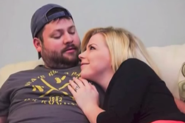 Hai vợ chồng hạnh phúc chờ đợi 4 đứa con ra đời vào tháng 12. Ảnh: Mirror