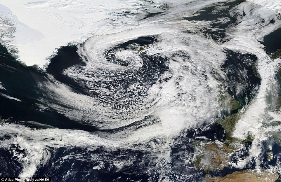 Ngày 6/10, bão lớn đổ bộ vào Vương quốc Anh kèm theo mưa to và sức gió lên đến 196 km/h gây ra lũ quét trên đường cao tốc. 