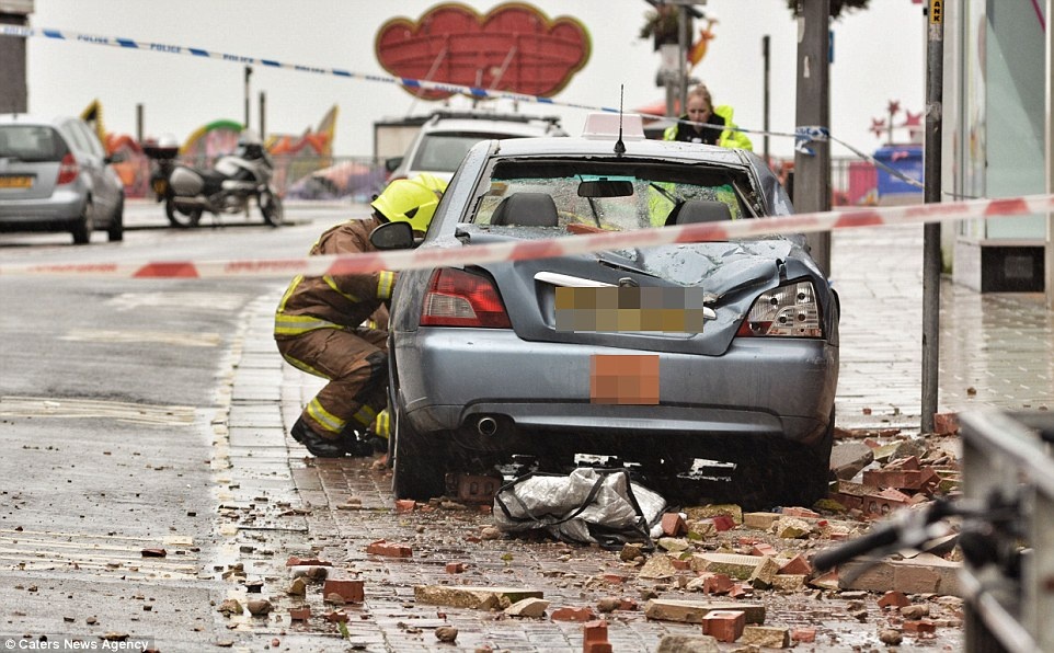 Bao thoi bay nha, tai xe thiet mang hinh anh