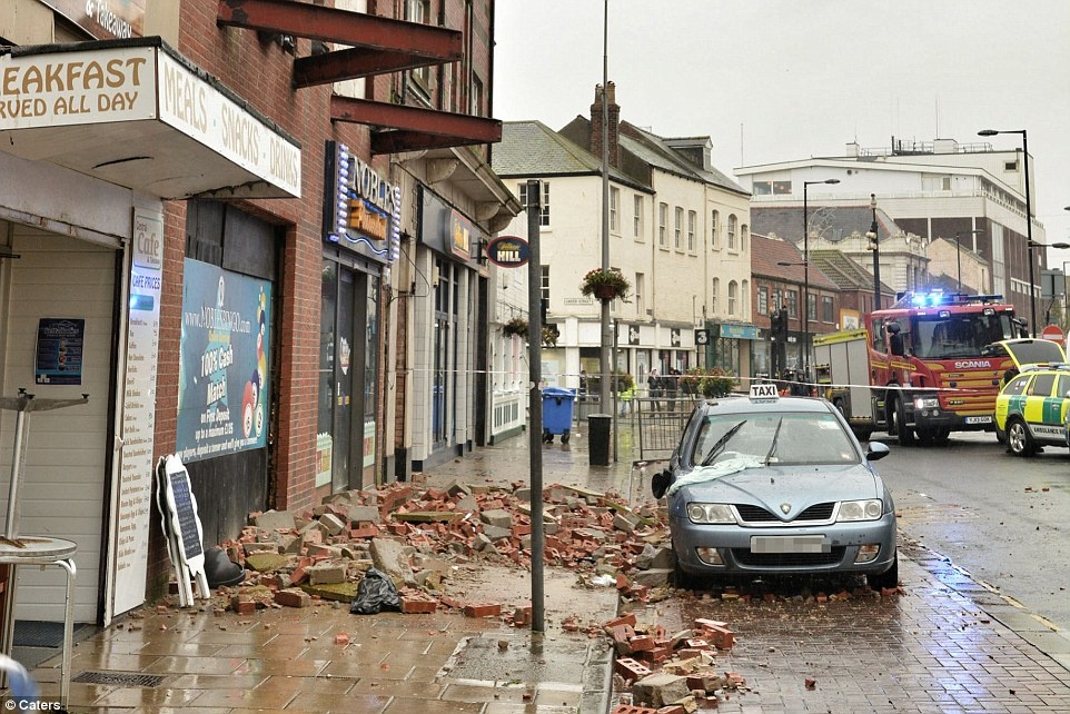 Cùng ngày, một người lái mô tô ở thị trấn Reading, hạt Berkshire, thiệt mạng trong vụ va chạm với một máy kéo trên tuyến quốc lộ A4074.