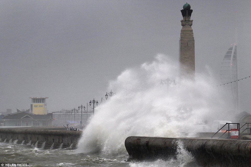 Trận bão đầu tiên trong năm gây mưa lớn trên khắp nước Anh. Gió lớn khiến cây đổ, đường dây điện ở một số vùng thuộc hạt Cumbria và Bắc Ireland đứt khiến hơn 100.000 hộ dân mất điện, hai trường học ở quận Lake phải đóng cửa. Các tuyến xe lửa tạm dừng hoạt động vì cây đổ chắn ngang đường ray, hàng chục dịch vụ cũng đình trệ.