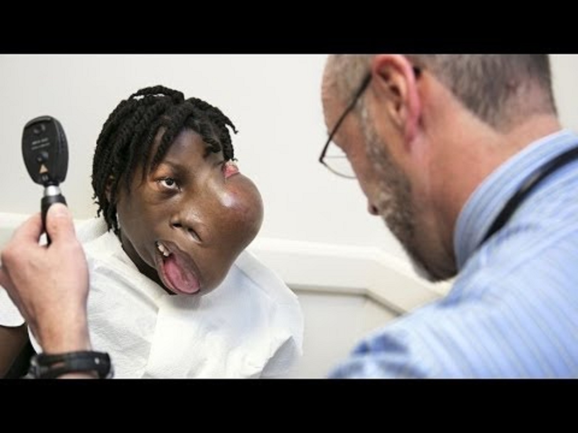 Thieu nu mang khoi u gan 2 kg tren mat hinh anh