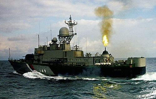 Canh sat bien Nga tan cong mot tau kha nghi hinh anh