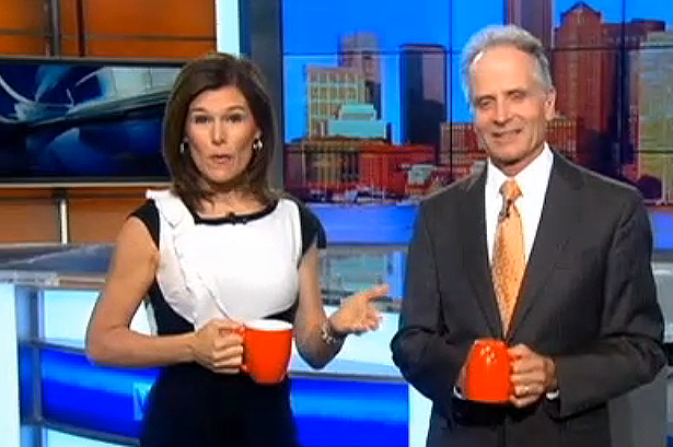 Nguoi dan chuong trinh cam nguoc coc khi len hinh hinh anh