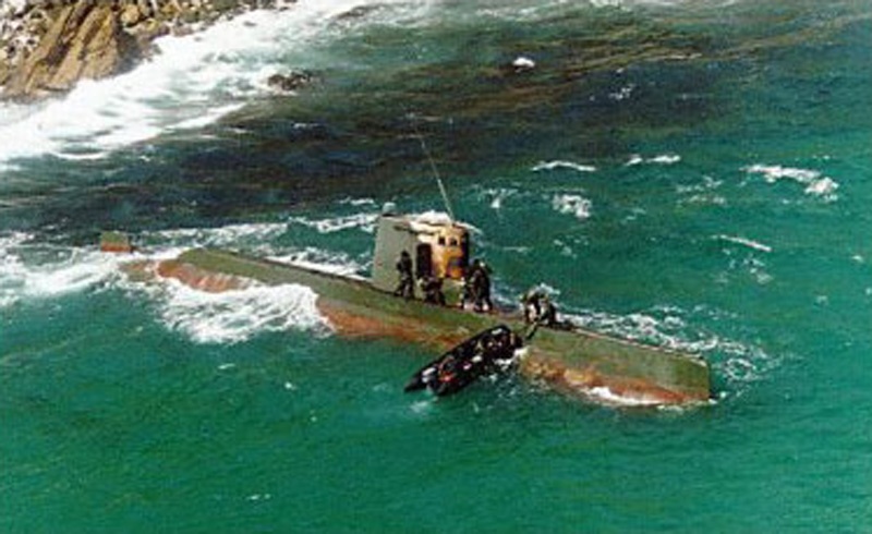 Hải quân Hàn Quốc đang tiến hành kiểm tra chiếc tàu ngầm lớp Sang-O bị mắc cạn ở bờ biển