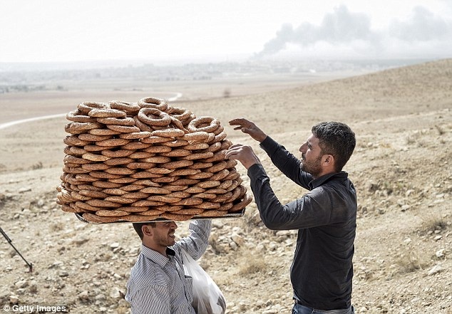 Kiem bon tien nho ban banh my cho khan gia chien tranh hinh anh