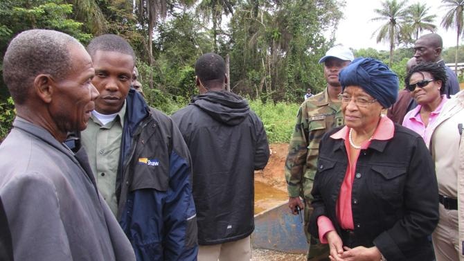 So nguoi chet vi sot xuat huyet Ebola vuot con so 4.000 hinh anh