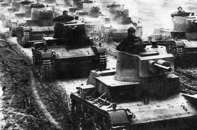 Xe tăng của phát xít Đức hành quân trong Thế chiến thứ hai. Ảnh: History