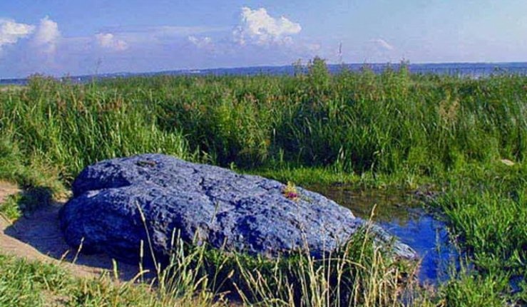 Khi trời mưa, tảng đá chuyển sang màu xanh biếc. Ảnh: Live Journal