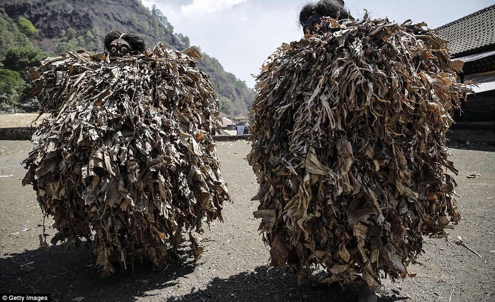 Mac ao la chuoi nhay mua de cau may hinh anh