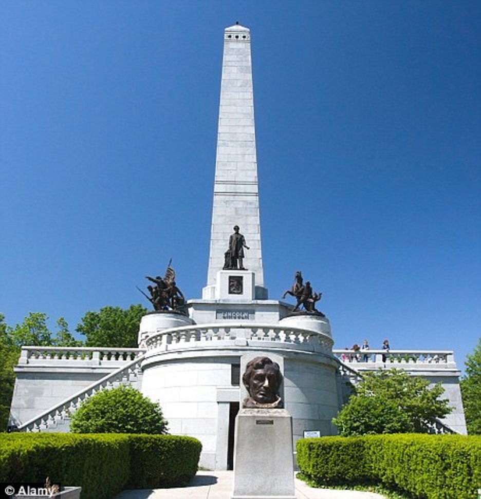Khu mộ cựu Tổng thống Abraham Lincoln. Ảnh: Daily Mail