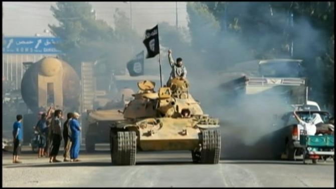 Bất chấp những đợt không kích của liên quân do Mỹ đứng đầu, IS vẫn tỏ ra lấn lướt trên chiến trường nhờ những vũ khí hạng nặng như xe tăng mà chúng tịch thu của quân đội Iraq. Ảnh: 