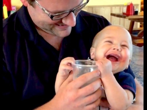 Phan ung dang yeu cua em be trong lan dau uong nuoc hinh anh