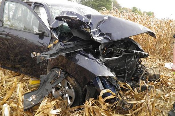 Chu re chet vi xe dam cot dien trong ngay cuoi hinh anh