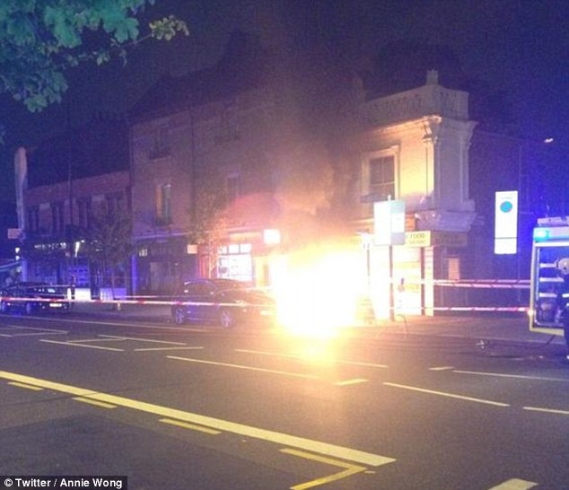 Hang loat vu no tu duoi cong o London hinh anh