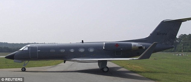 Ben trong may bay cho benh nhan Ebola hinh anh