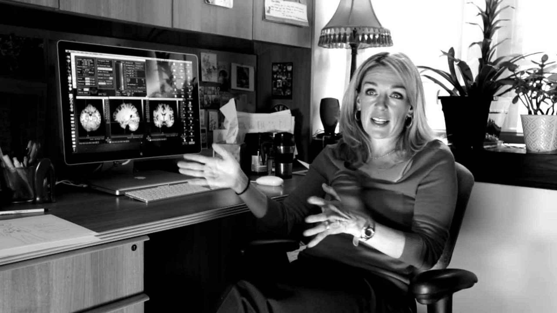 Nguoi phu nu khong biet so hinh anh