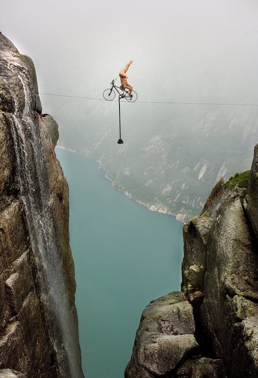 Màn biển diễn đi xe đạp nhào lộn trên dây của Eskil Ronningsbakken. Ảnh: Mymodernmet