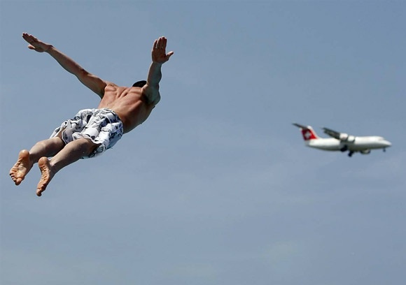 Nguoi bi an bay qua phi co cho khach hinh anh