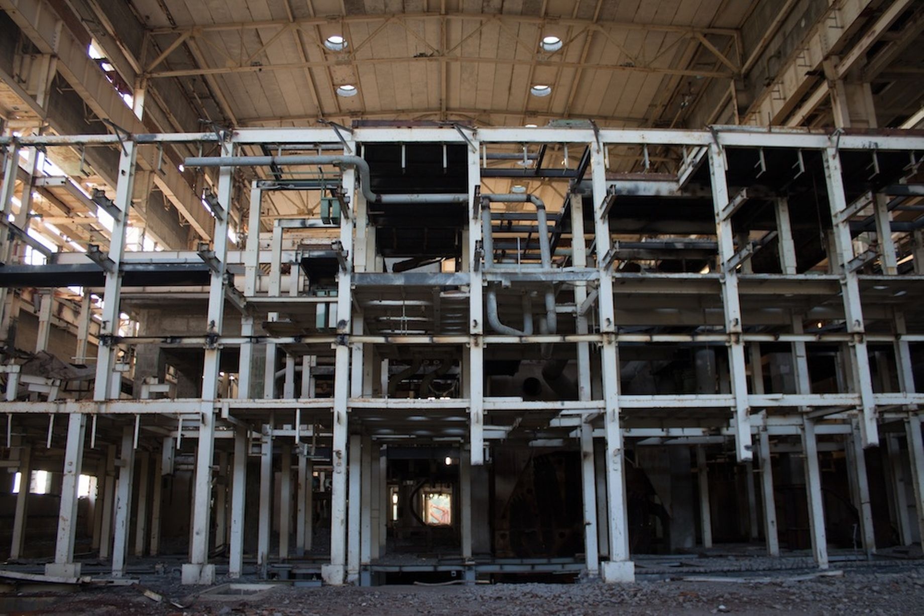 Vào  năm 2000, Nga và Cuba nhất trí rằng hai nước sẽ không tiếp tục xây nhà máy.